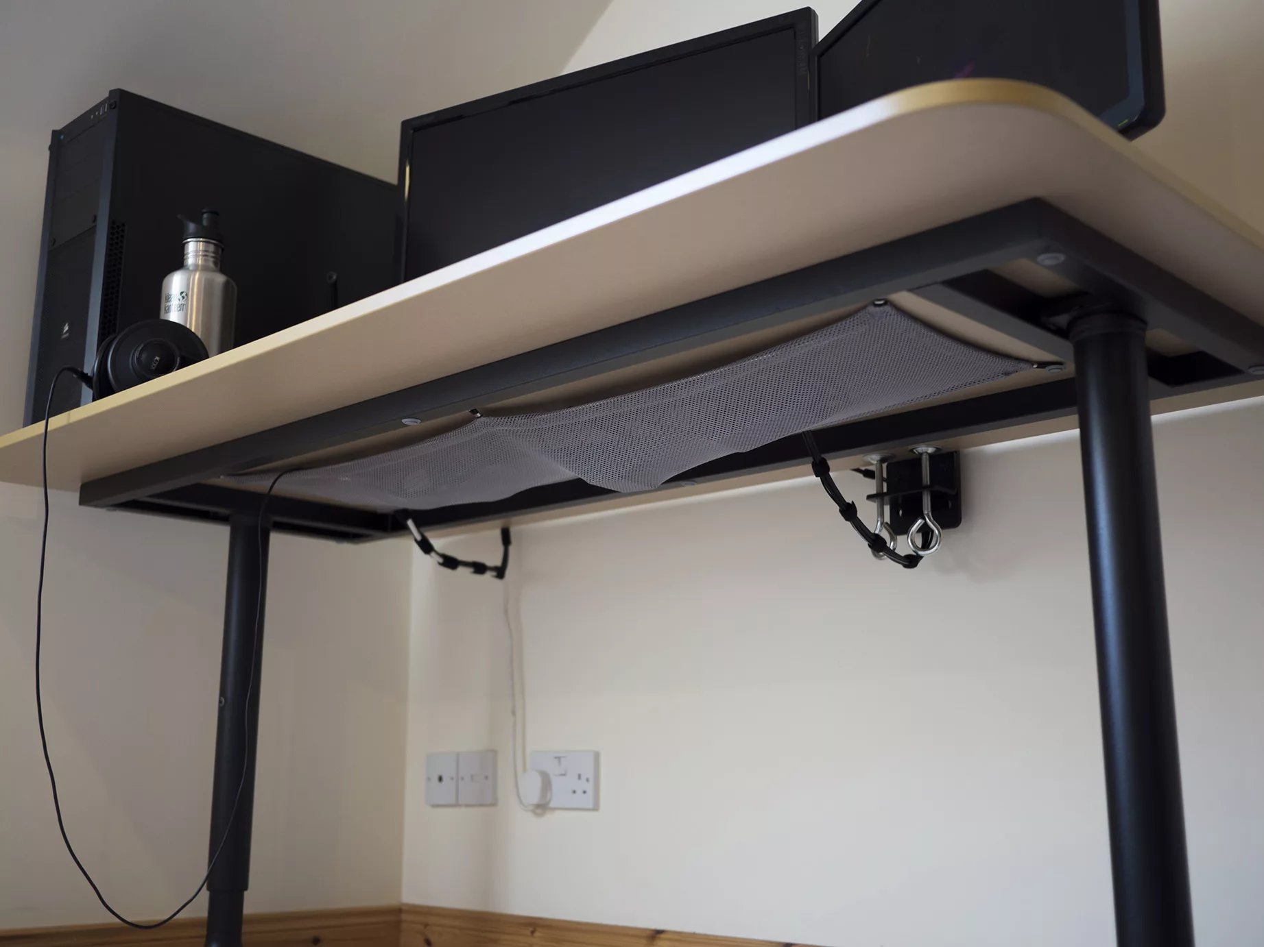 Лучший кабель менеджмент: как организовать кабели для идеального порядка Лучший кабель менеджмент: как организовать кабели для идеального порядка