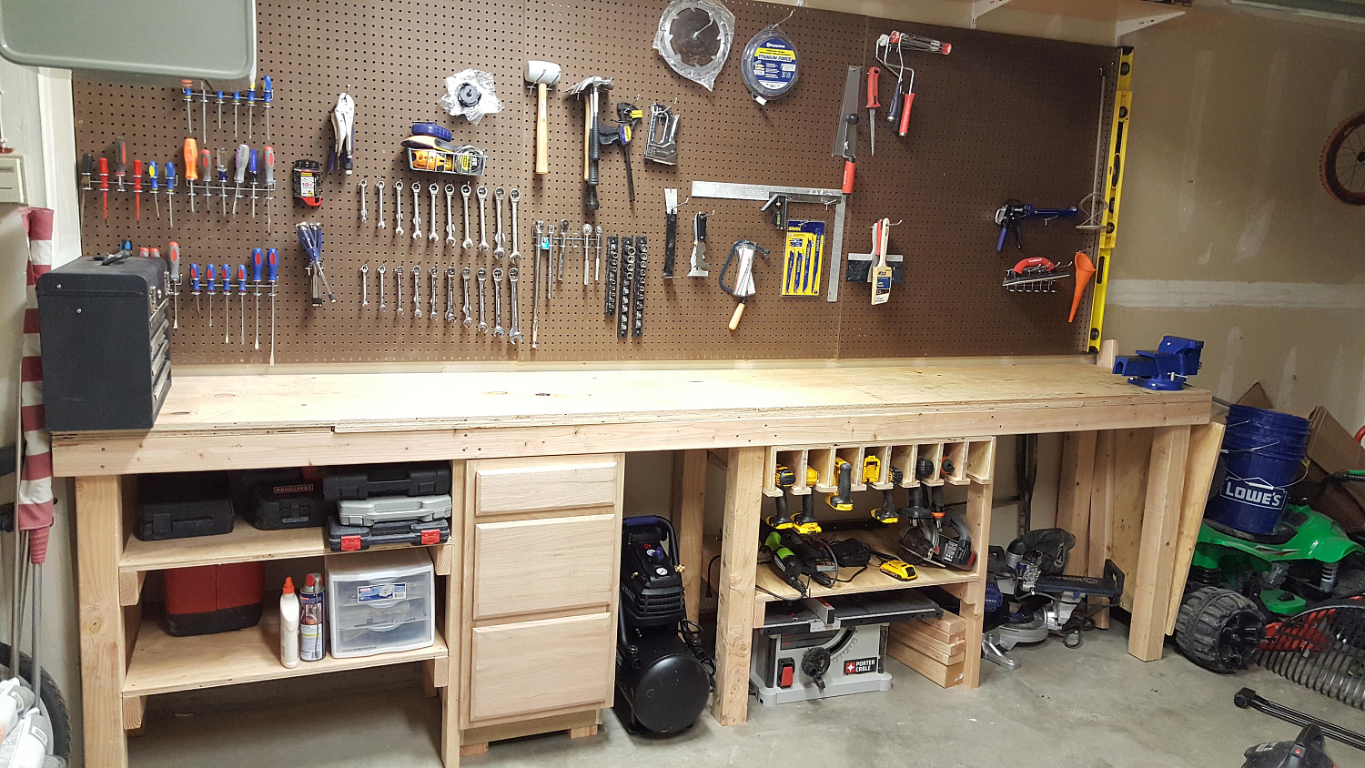 Где разместить верстак: как выбрать и правильно расположить его для максимально эффективной работы