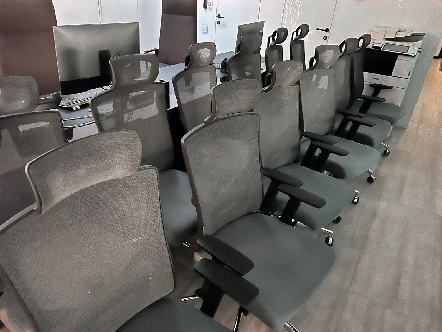 «Бизнес мебель» успешно оснастила офис 330 креслами всего за два дня