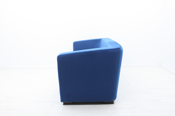 Диван трехместный с подлокотниками Хебе