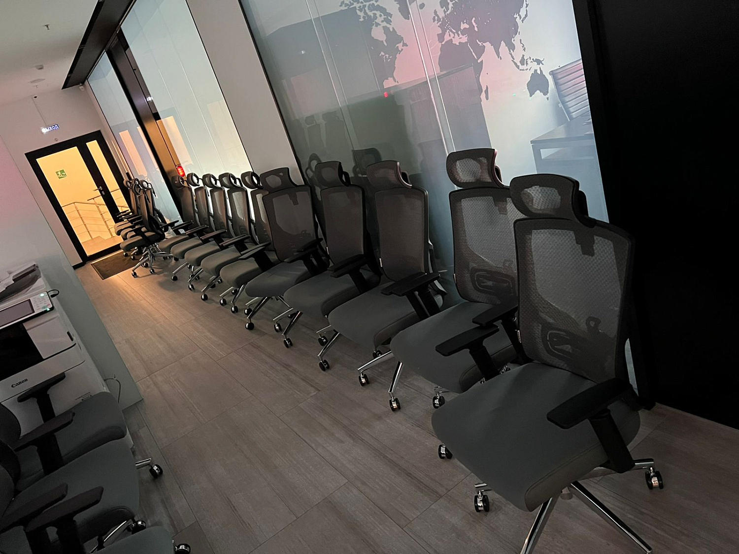 «Бизнес мебель» успешно оснастила офис 330 креслами всего за два дня