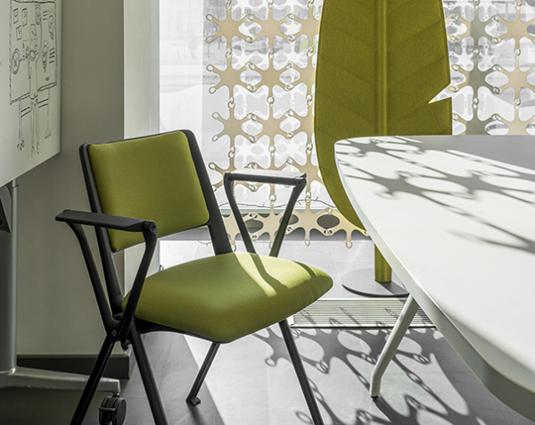 Стул Teo с элементами из черного пластика 60x55x80 Стул Teo с элементами из черного пластика 60x55x80