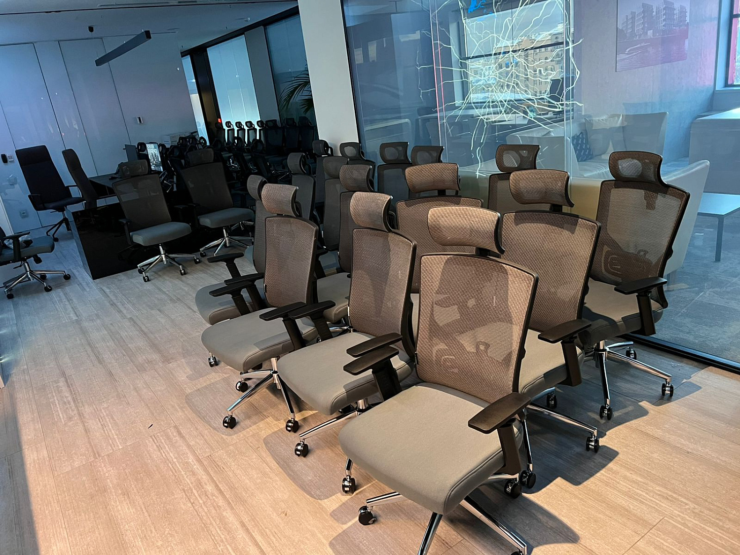 «Бизнес мебель» успешно оснастила офис 330 креслами всего за два дня