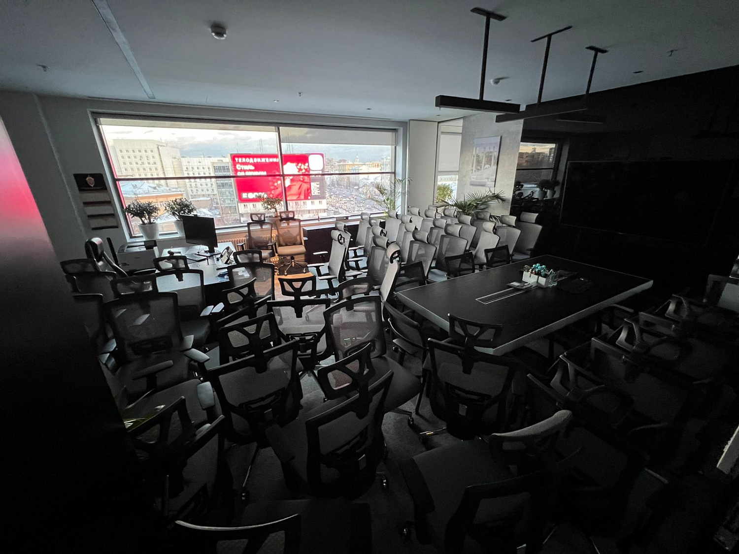 «Бизнес мебель» успешно оснастила офис 330 креслами всего за два дня