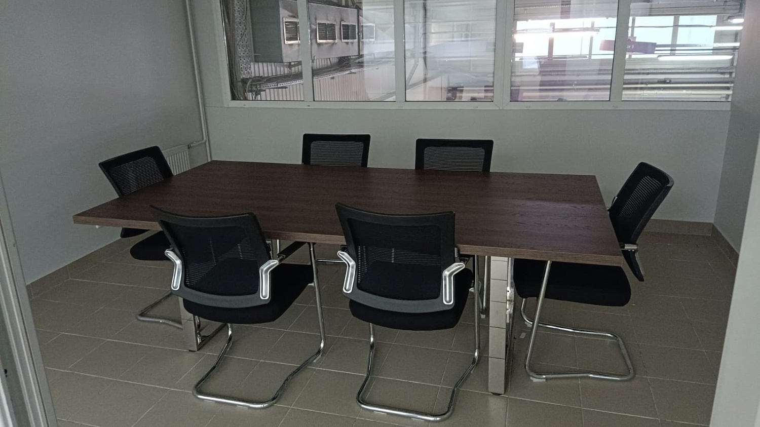 Воплотили индивидуальный подход в мебелировании московского автосалона